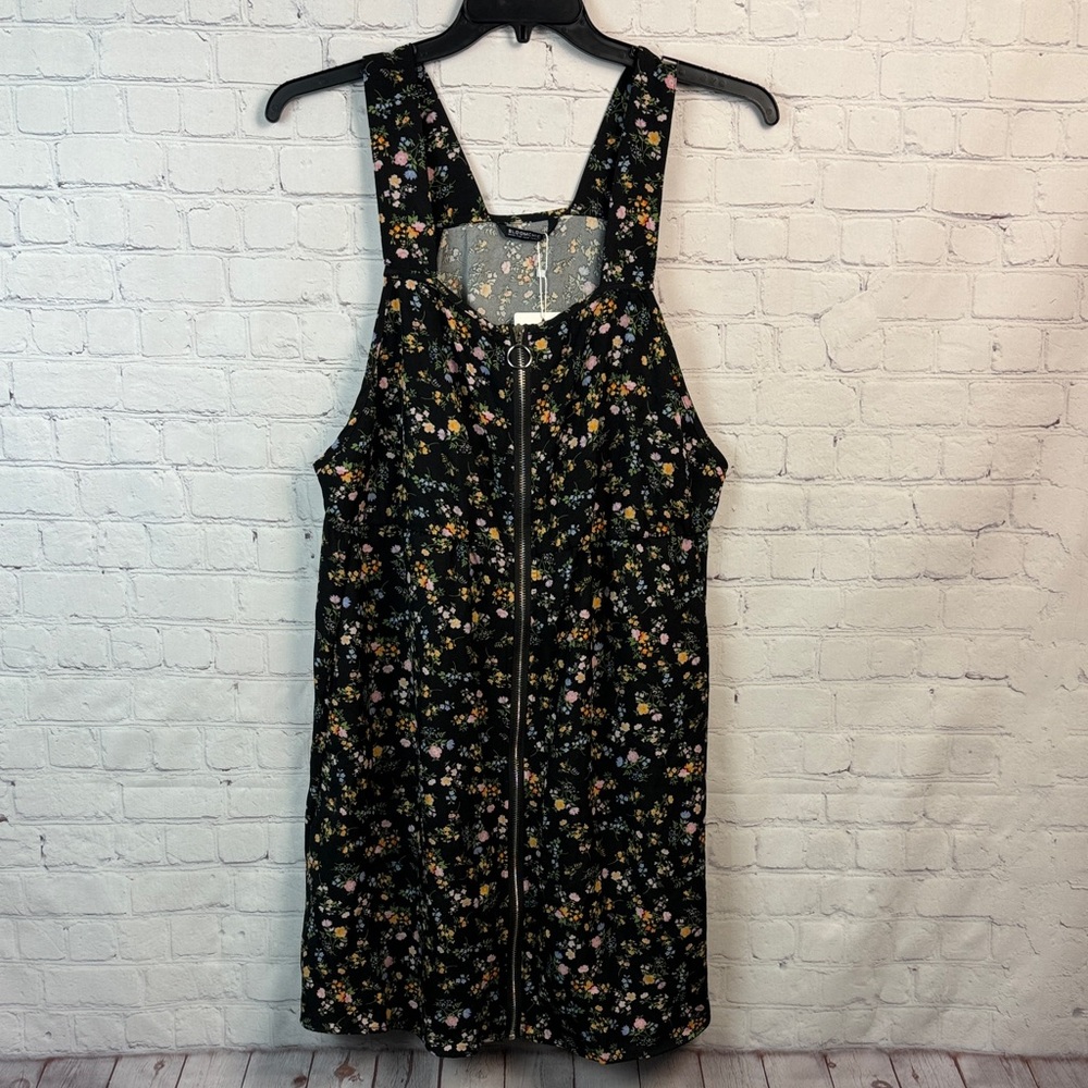 BloomChic Black Floral Mini Overall Dress Size Medium 10 - Picture 2 of 6